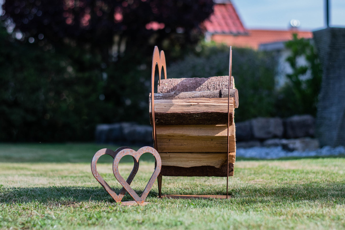 Herzförmiges Holzregal aus Cortenstahl